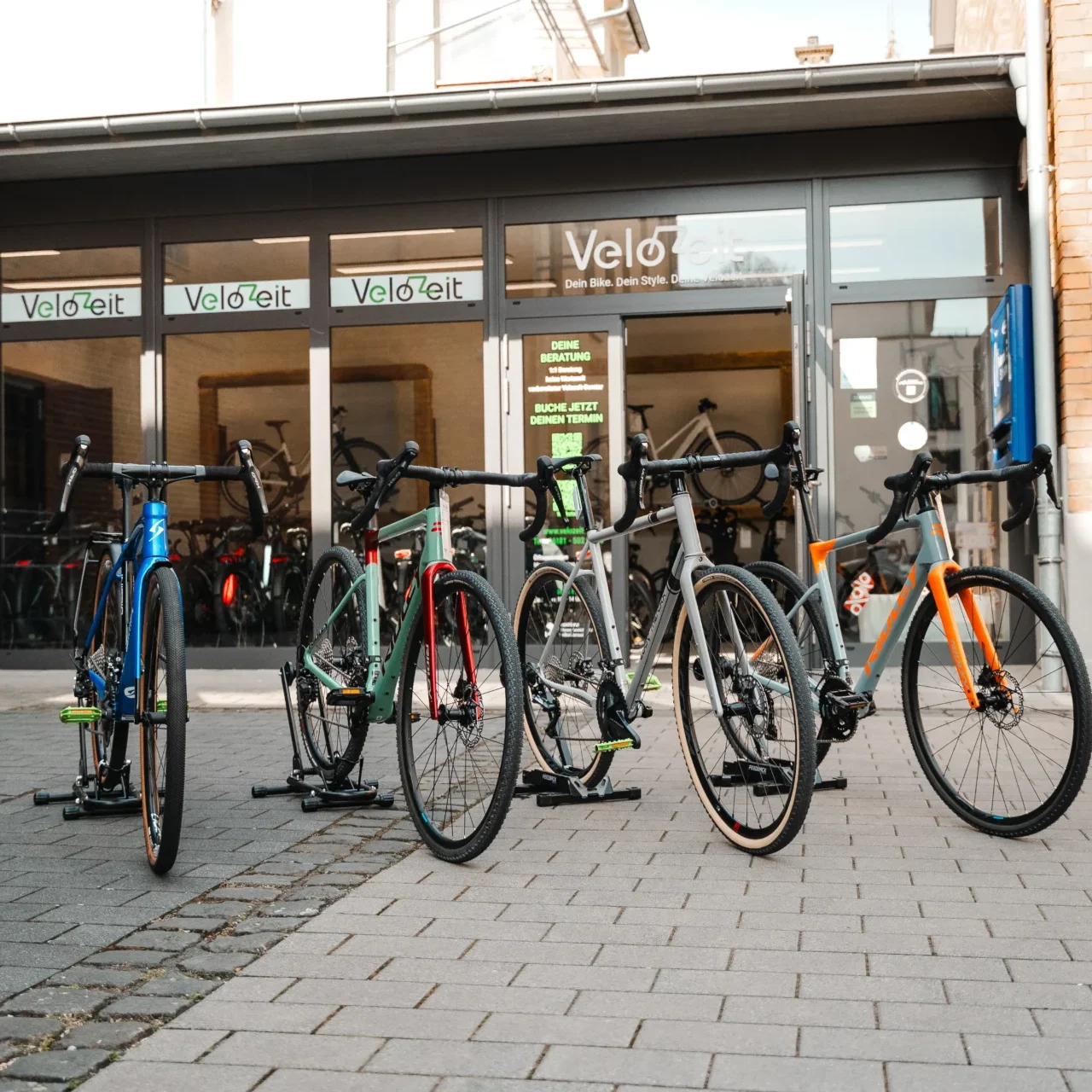 Velozeit - Fahrradladen in Hanau - Auswahl an Rädern vor der Türe