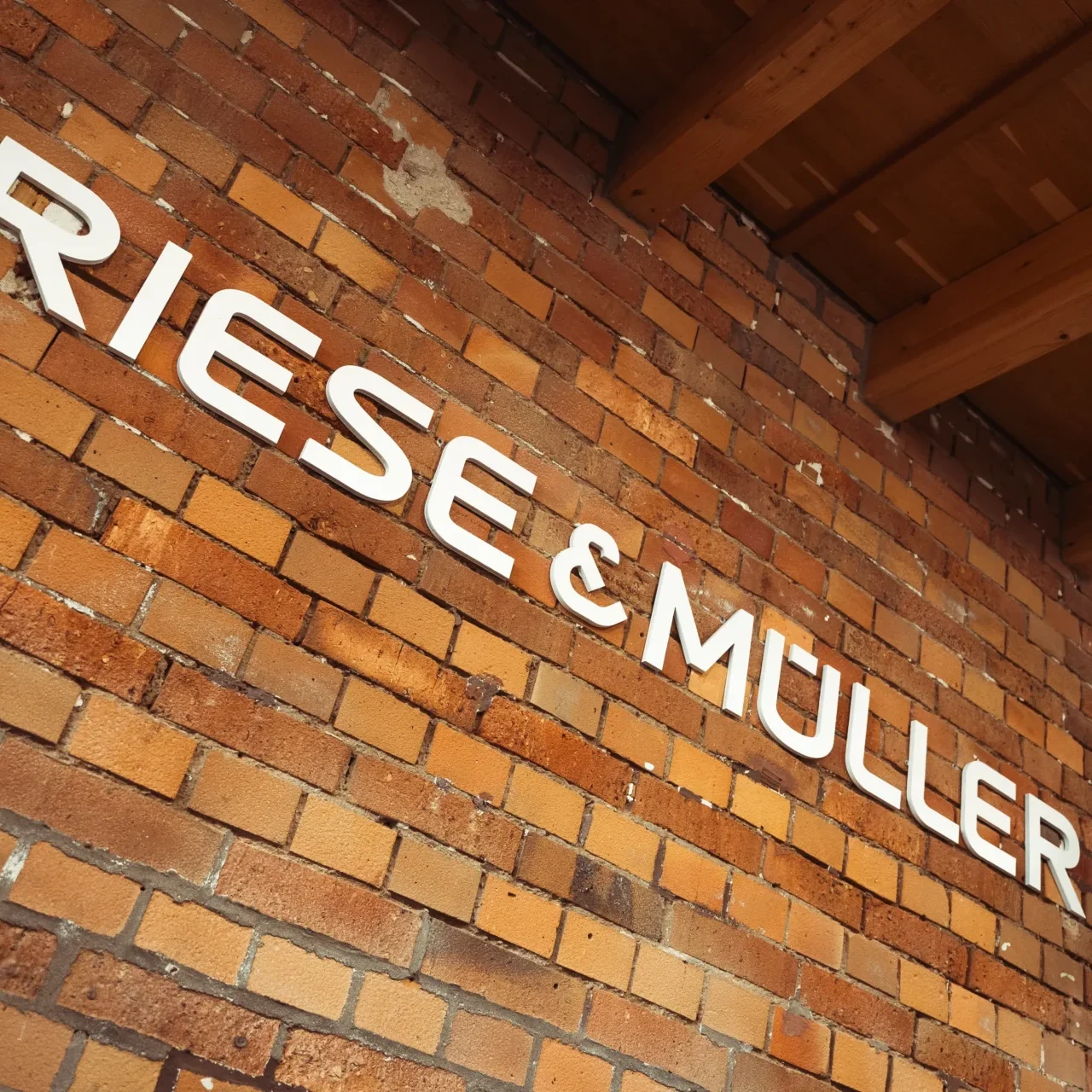 Velozeit - Fahrradladen in Hanau - Riese und Müller Logo an der Wand